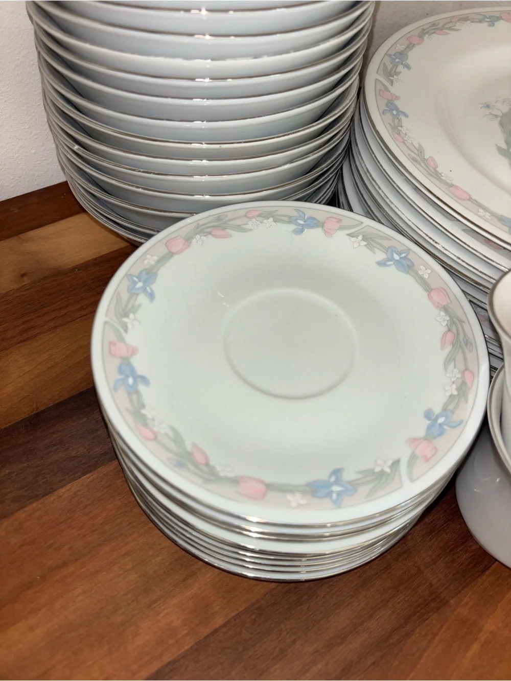 A set of vintage dishes from 1980s.